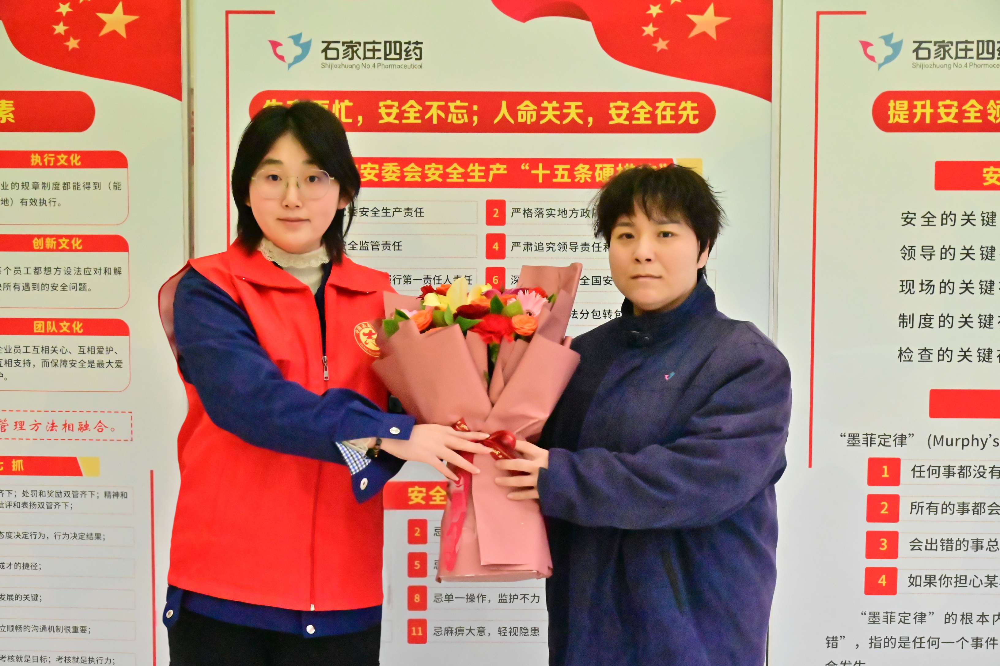 鲜花献给“身边雷锋”