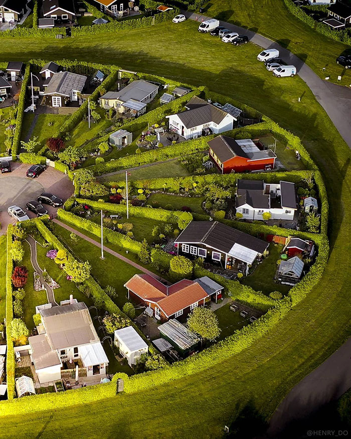 Brøndby Haveby mimics the traditional patterns of the 18th century Danish villages, where people would use the middle as a focal point for hanging out, mingle and social interchange between neighbours.