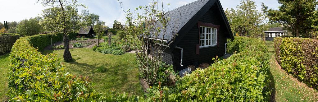 Owners were free to position their cottages, select the surrounding hedges, and lay out the interior of their plots, but Sørensen provided some directions, stressing that they were meant as a guide, not rules. Seven decades later, the oval gardens of Naerum are still one of the most beautiful attractions in the Danish capital.