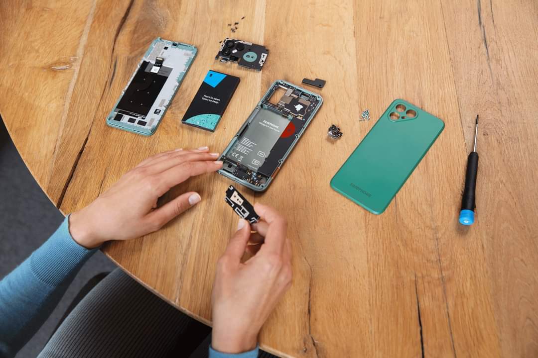 In case something needs to be replaced, you can simply order a new screen or USB-c port and replace it yourself. All you need is to follow their simple instructions and a screwdriver. And not unimportant; in our experience, the Fairphone 4 is a great phone. The screen is good, it runs on Android 11 and it will meet the demand of most smartphone users. And it is great to have a battery that you can change. At BrightVibes we bought a spare battery and it saves us carrying a power bank.