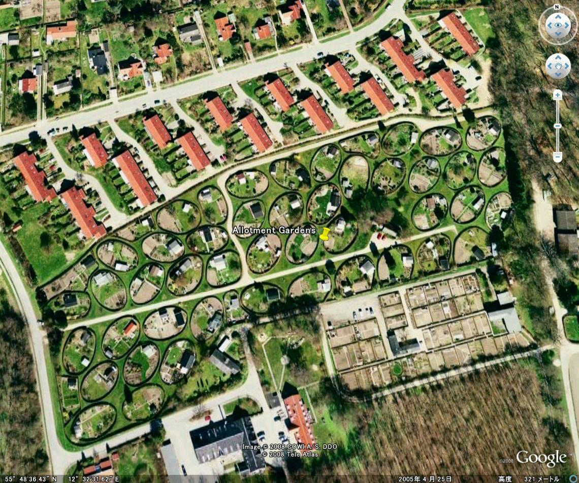 Instead, the ovals were laid across the curves of the slopes, resulting in a variety of vistas across the gardens and a dynamic flow through the interstitial spaces between the gardens.